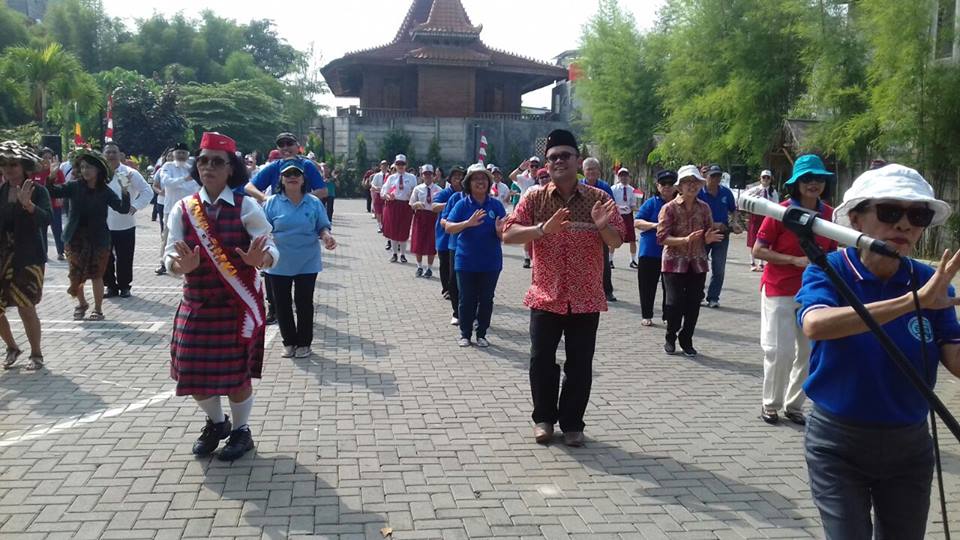 Romo Lamma Sihombing CICM dan juga para peserta upacara