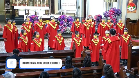 PSA Santa Bernadet Memuji Tuhan dengan Sentuhan Budaya Indonesia